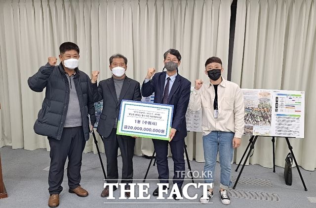 유문종(오른쪽에서 2번째) 수원시 제2부시장과 관계자들이 기념촬영을 하고 있다./ 수원시 제공