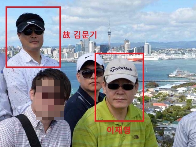 국민의힘이 23일 이재명 더불어민주당 대선후보와 대장동 개발 실무를 맡았던 고 김문기 처장이 함께 찍은 사진을 추가로 공개했다. /국민의힘 제공