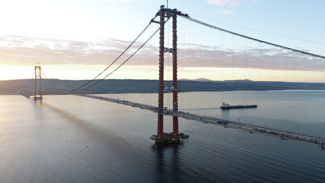 DL이앤씨는 23일 SK에코플랜트와 함께 터키 차나칼레대교 상판 시공 작업을 마무리했다고 밝혔다. /DL이앤씨 제공