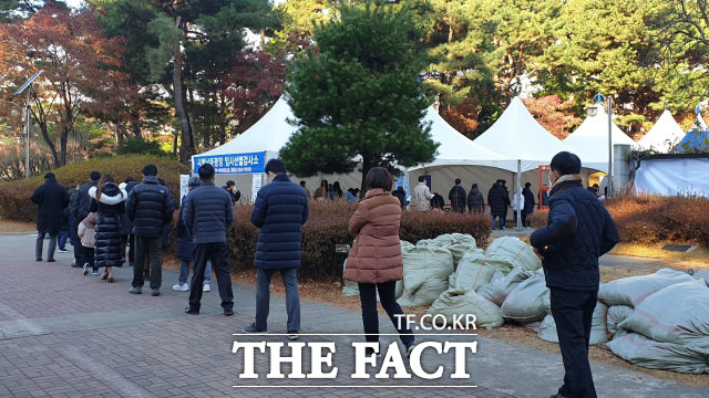대전시 남문 임시 선별진료소에서 시민들이 검사를 위해 줄을 서 있다. / 더팩트 DB