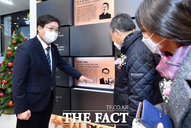 염태영(왼쪽) 시장이 수원시 명예의 전당을 설명하고 있다./ 수원시 제공