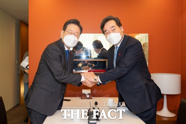 이재명 더불어민주당 대선 후보와 이낙연 전 대표가 23일 회동해 국가비전과통합위원회 공동위원장을 맡기로 했다. 대선 경선 경쟁자였던 이낙연 전 대표와 23일 오전 서울 중구의 한 식당에서 오찬 회동 갖는 이 후보. /이재명 캠프 제공