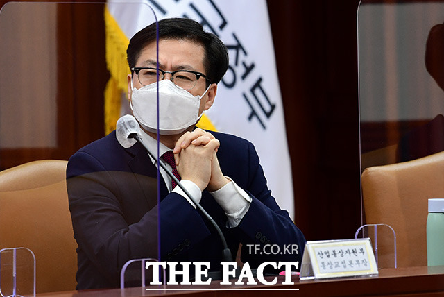 여한구 산업통상자원부 통상교섭본부장은 23일 오후 화상으로 무하마드 루트피 인도네시아 무역부 장관과 요소·전기차·이차전지 분야 양국간 공급망 협력 및 통상협력 확대 방안을 논의한다. 사진은 여 본부장이 지난 13일 열린 226차 대외경제장관회의에 참석한 모습./임영무 기자