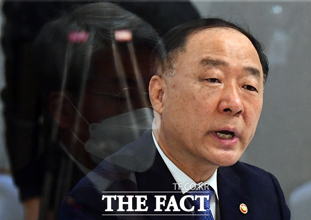 홍남기 부총리가 1주택 보유 서민·중산층의 보유세 부담완화를 위한 보완책을 검토 중이라고 밝혔다. /임영무 기자