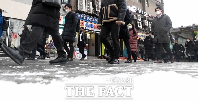 24일은 전국이 흐리고 바람이 강하게 불겠다. /더팩트 DB