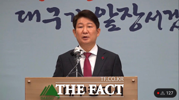 대구시가 대규모 단독주택지를 종 상향 허용하겠다는 발표가 나오는 가운데 주택시장이 과열되고 과다 공급의 문제가 생길 것이란 우려가 나온다. 대규모 단독주택지 관리방안 브리핑 중인 권영진 시장 / 대구시정뉴스 갈무리