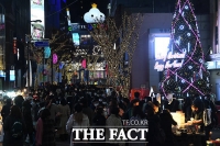  성큼 다가온 크리스마스에 붐비는 명동 [TF사진관]