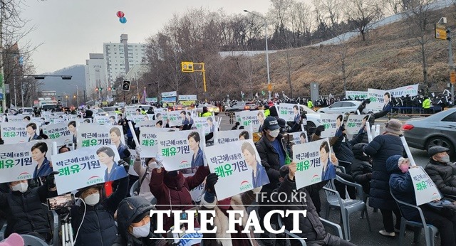 24일 오후 5시쯤 박근혜 전 대통령의 특별사면 소식을 접한 지지자들이 서울 강남구 삼성서울병원 앞에서 열린 특별사면 환영 집회에 참석해 피켓을 들고 있다. /정용석 기자