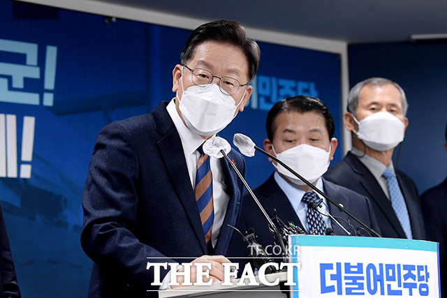 이재명 더불어민주당 대선 후보가 24일 오후 서울 여의도 중앙당사에서 스마트강군, 선택적 모병제 공약 발표를 하고 있다. /이선화 기자