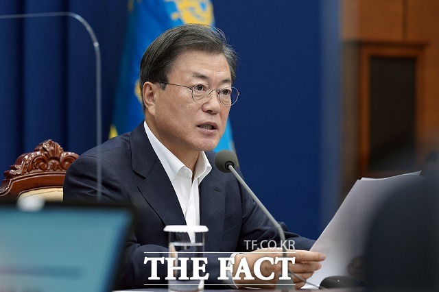 문재인 대통령은 24일 박근혜 전 대통령에 대한 특별사면을 결단한 배경에 대해 통합과 화합의 새 시대 개막의 계기가 되길 바란다고 밝혔다. /청와대 제공
