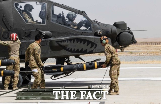 미국이 호주에 헬파이어 공대지 미사일 800발 판매를 승인했다 .미 육군이 헬파이어 미사일을 아파치 공격헬기에 탑재하기 위해 옮기고 있다. /미국 육군