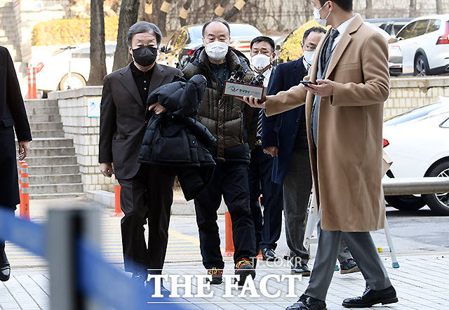 뒷돈을 받고 인허가·세무 관련 브로커 역할을 했다는 의혹을 받고 있는 윤우진 전 용산세무서장이 지난 7일 오전 서울 서초구 서울중앙지방법원에서 열린 구속 전 피의자 심문(영장실질심사)에 출석하고 있다./이새롬 기자