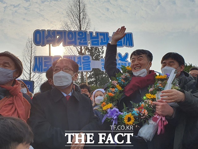 이석기 전 통합진보당 의원이 24일 대전교도소에서 가석방된 뒤 지지자들에게 손을 흔들고 있다. / 대전 = 김성서 기자