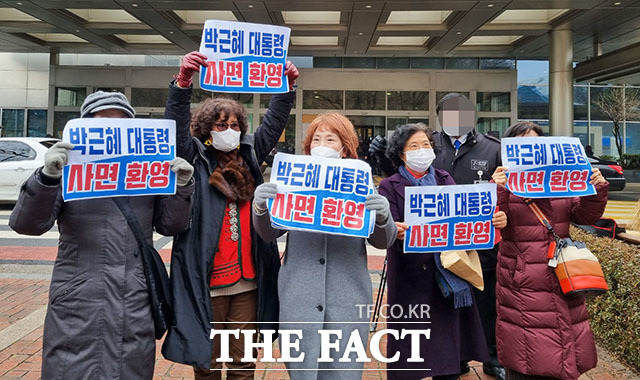 주옥순 엄마부대 대표는 박근혜 대통령 사면 환영이라는 글씨가 적힌 현수막을 들고 서울 강남구 삼성서울병원을 찾아 박 전 대통령을 응원했다. /이선영 인턴기자