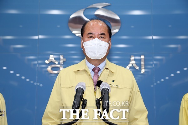 상주지역의 기독병원에서 집단감염이 발생해 강영석 시장이 확진자 관련 브리핑을 하고 있다./상주=이민 기자