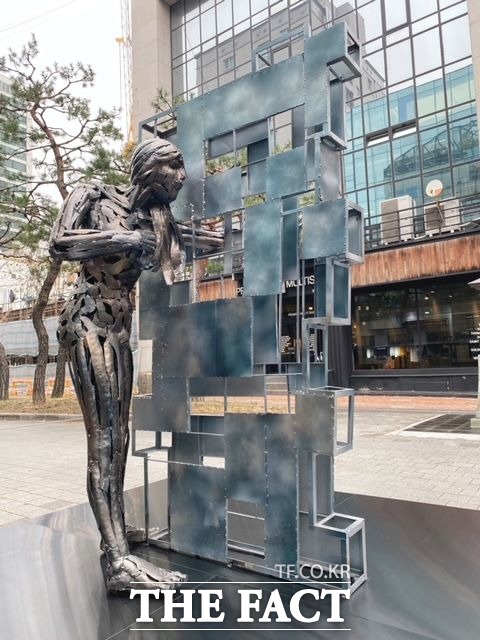 멕시코 톨루카시와의 자매결연 20주년을 기념해 국제자매도시 테마거리에 설치된 페르난도 카노 카르도조 작가의 2011년 작품./ 수원시 제공