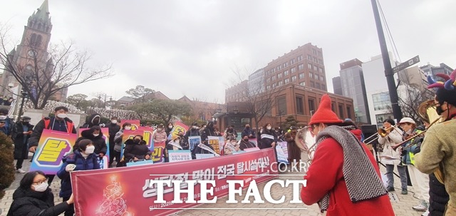 전국장애인차별철폐연대(전장연) 등은 서울 명동성당 앞에서 ‘성탄절 맞이 전국 탈시설 미사’를 진행했다./주현웅 기자