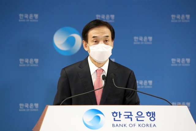 한국은행은 24일 2022년 통화신용정책 운영방향을 발표했다. 사진은 이주열 한국은행 총재가 지난 16일 오후 서울 중구 한국은행에서 열린 물가안정목표 운영상황 점검 설명회에서 발언하고 있는 모습이다. /한국은행 제공