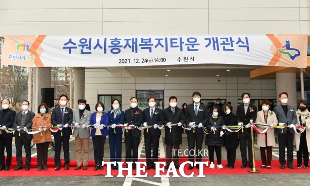 염태영(왼쪽 9번째부터) 수원시장, 민주당 김진표(왼쪽에서 8번째) 국회의원, 조석환(왼쪽에서 7번째) 수원시의회 의장 등이 개관식에서 테이프를 자르고 있다./ 수원시 제공