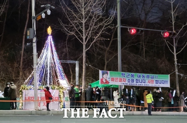 24일 우리공화당은 서울 강남구 삼성서울병원 맞은편에 박근혜 전 대통령의 쾌유를 기원하는 의미의 트리를 설치했다. /이선영 기자