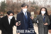  조국, '취재진 질의 마치고 법정으로' [포토]
