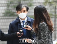  취재진 질의에 답하는 조국 [포토]