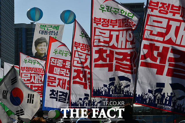 서울 상공에 나부끼는 박근혜 전 대통령의 사진과 문재인 대통령을 비판하는 깃발들.