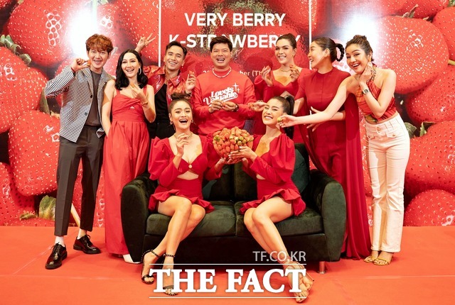 캄보디아 특급호텔에서 한국산 딸기 뷔페 홍보 행사를 갖고 있다. / aT제공