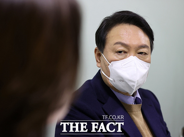 국민의힘 윤석열 대선 후보가 25일 한 유튜브 채널에 출연해 이 정부가 집값 상승의 원인을 다주택자의 투기수요, 소위 매점매석 때문이라 생각했는데 그 발상 자체가 잘못됐다며 세제를 합리화하겠다고 말했다. /이선화 기자