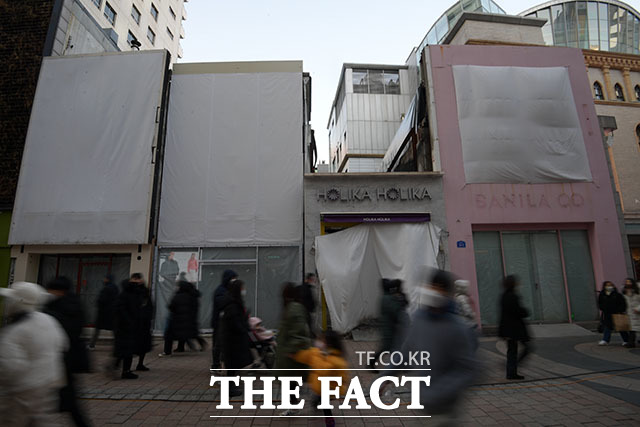 오랜만에 붐비는 명동거리지만 곳곳에 코로나19 등 운영난에 시달려 영업을 중단한 점포들이 눈에 띄고 있다.