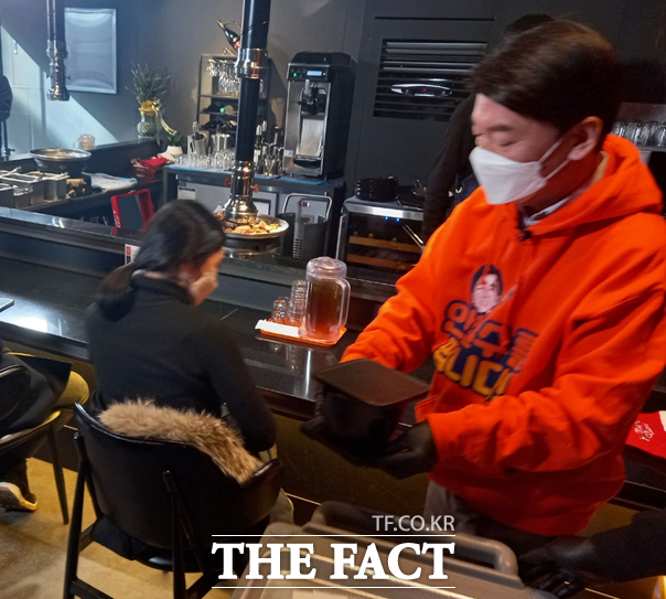 안철수 국민의당 대선 후보가 코로나 19 여파로 어려움을 겪고 있는 소상공인을 지원사격하고 나섰다./부산=조탁만 기자.