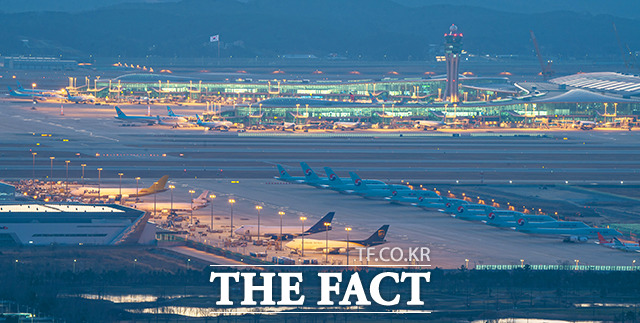 인천 중구 백운산 정상에서 바라본 인천국제공항 활주로에 비행기들이 운항을 하지 않은 채 주기 돼 있다.