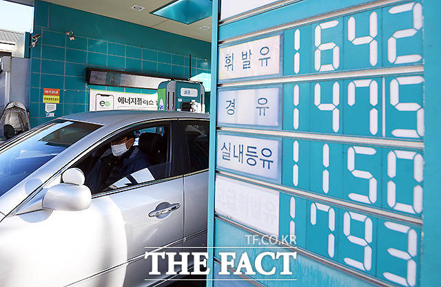 정부 유류세 인하 조치가 본격 시행된 지난 11월 12일 오전 서울 도봉구 한 주유소 휘발유 가격이 리터당 1600원대를 보이고 있다.