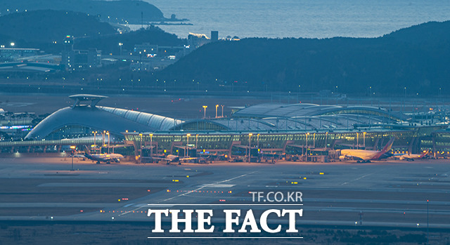 한때 가장 많은 해외 여객 이용률을 보여준 인천국제공항 제1터미널 활주로는 허전한 모습이다.