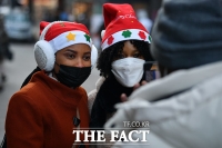  성탄절 기념하는 외국인들 [포토]