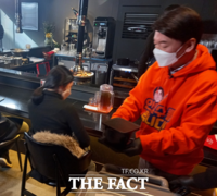  안철수, 코로나 19 여파로 어려운 소상공인 가게 '깜짝 서빙'