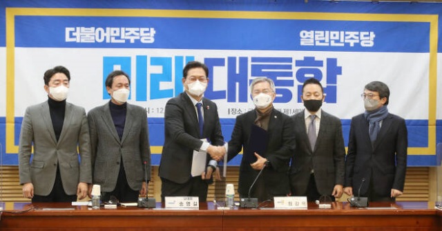 더불어민주당과 열린민주당이 합당을 결정, 더불어민주당으로 당명을 내세웠다. /국회사진기자단