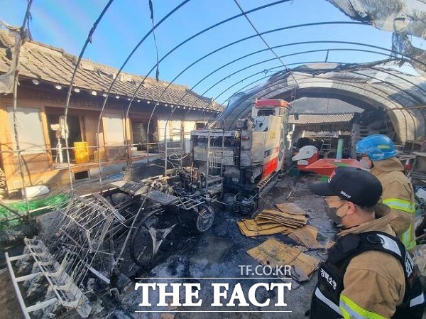 지난 25일 오전 9시 24분께 영천시 고경면의 한 농가 비닐하우스서 불이 나 소방당국이 진화작업을 벌이고 있다. /경북소방본부 제공