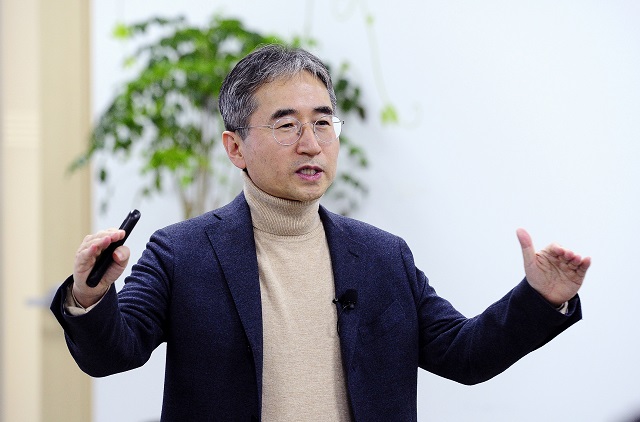 장덕현 삼성전기 사장이 지난 23일 썰톡을 진행, 4600명의 임직원들과 소통의 시간을 가졌다. /삼성전기 제공