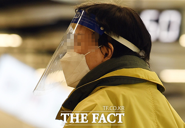 설 연휴를 하루 앞둔 지난 2월 10일 서울 강서구 김포공항 국내선 출국장을 찾은 한 여행객이 마스크와 페이스실드를 착용한 채 탑승 수속을 기다리고 있다. / 이새롬 기자