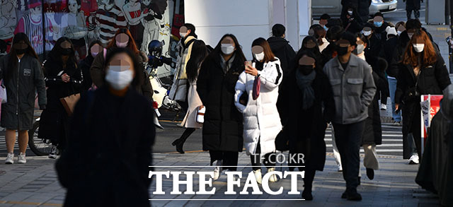 서울 아침 최저기온 영하 15.5도로 올겨울 들어 가장 추운 날씨를 보인 26일 서울 마포구 홍대 거리를 찾은 시민들이 두꺼운 옷을 입고 발걸음을 재촉하고 있다. /남윤호 기자