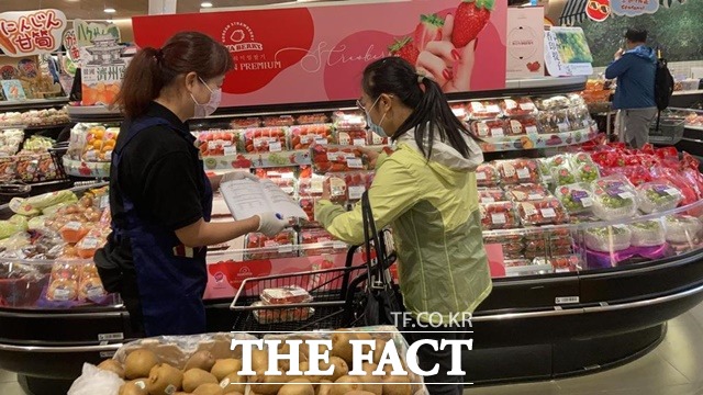 홍콩에서 충남 딸기 홍보와 소비자 기호도를 조사하고 있다. /충남도 제공