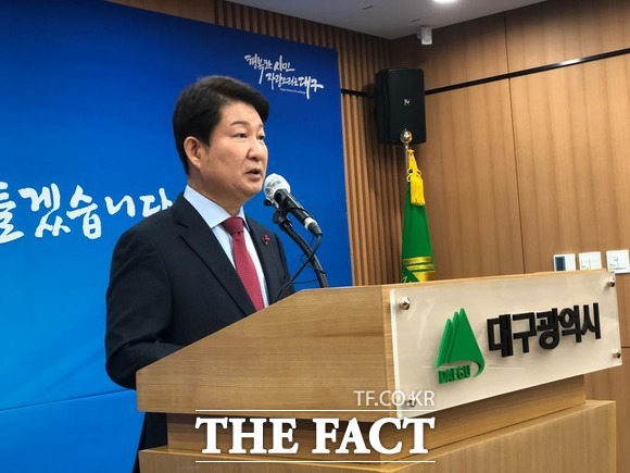 권영진 대구시장이 다시 한번 대구시민들의 선택을 구한다면서 대구 3선 시장의 탄생은 대구 발전의 원동력이 될 것이라 주장했다. 27일 권영진 대구시장이 송년기자간담회에서 시정성과를 발표하고 있다 / 대구= 박성원 기자