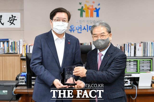 염태영(왼쪽) 수원시장과 이재정 경기교육감이 표창 전달식 뒤 기념촬영을 하고 있다./ 수원시 제공