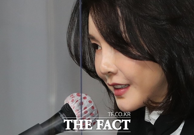 윤석열 국민의힘 대선 후보의 배우자 김건희 씨가 26일 자신을 둘러싼 경력 부풀리기 의혹을 일부 인정하며 사과했다. 하지만 맹탕 사과라는 비판이 나온다. /남윤호 기자