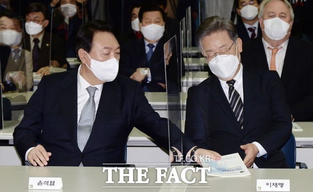 이재명 더불어민주당 대선 후보가 27일 법정 토론 외 토론을 거부하는 윤석열 국민의힘 대선 후보를 향해 민주주의를 하지 않겠다는 선언으로 이해되기 쉽다고 비판했다. 지난 9일 김대중 대통령 노벨평화상 수상 21주년 기념식에 참석한 이 후보와 윤 후보. /국회사진취재단