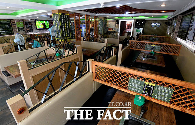 부산 지역 음식·숙박 업체의 52.9%가 영업이익으로 이자도 내지 못하는 한계기업인 것으로 나타났다. /더팩트DB