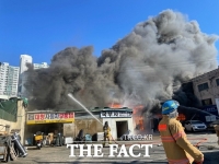  부산 남구 의류공장 '불'…감만동 일대 '정전'