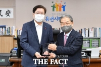  염태영 수원시장, 교육발전 협력사업 공로 경기교육청 표창 받아