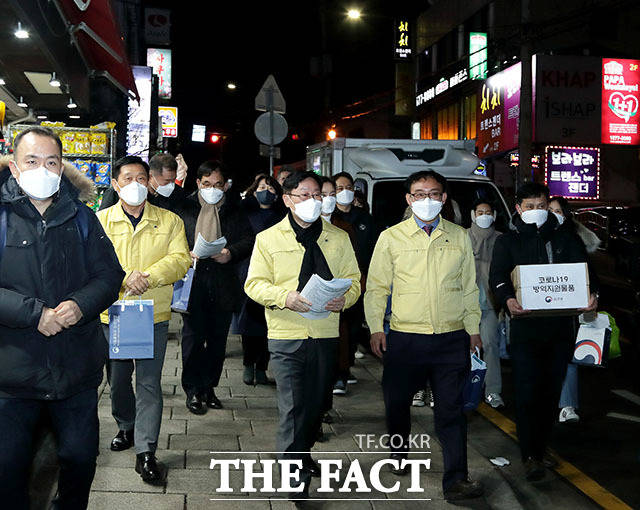 박범계 법무부장관(가운데)이 27일 오후 서울 용산구 이태원을 방문해 코로나19 확산 방지 계도 활동을 하고 있다./법무부 제공